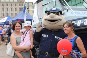 Dzieci z opiekunami w miasteczku mundurowym przygotowanym przez policjantów z okazji obchodów 100. rocznicy powstania Policji Państwowej