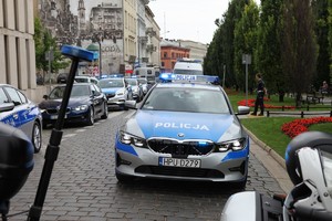 Wielkopolscy policjanci podczas obchodów 100. rocznicy powstania Policji Państwowej – prezentacja pojazdów na Placu Wolności