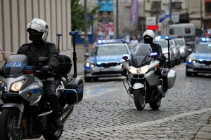 Wielkopolscy policjanci podczas obchodów 100. rocznicy powstania Policji Państwowej – prezentacja pojazdów na Placu Wolności