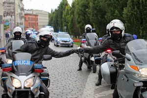 Wielkopolscy policjanci podczas obchodów 100. rocznicy powstania Policji Państwowej – prezentacja pojazdów na Placu Wolności