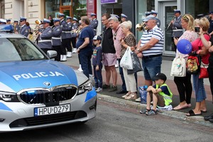 Wielkopolscy policjanci podczas obchodów 100. rocznicy powstania Policji Państwowej  na Placu Wolności w Poznaniu - defilada