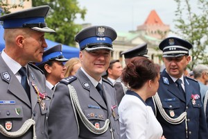 Wielkopolscy policjanci podczas obchodów 100. rocznicy powstania Policji Państwowej  na Placu Wolności w Poznaniu