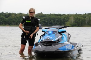 Policjanci z Komisariatu Wodnego Policji w Poznaniu prowadzą działania profilaktyczne nad Jeziorem Strzeszyńskim prezentując jednocześnie nowe skutery wodne