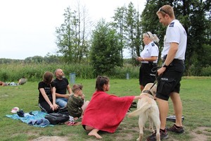 Policjanci z Komisariatu Wodnego Policji w Poznaniu prowadzą działania profilaktyczne nad Jeziorem Strzeszyńskim prezentując jednocześnie nowe skutery wodne