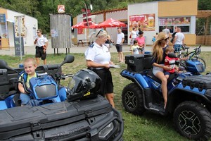 Policjanci z Komisariatu Wodnego Policji w Poznaniu prowadzą działania profilaktyczne nad Jeziorem Strzeszyńskim prezentując jednocześnie nowe skutery wodne