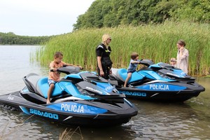 Policjanci z Komisariatu Wodnego Policji w Poznaniu prowadzą działania profilaktyczne nad Jeziorem Strzeszyńskim prezentując jednocześnie nowe skutery wodne