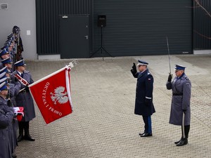 I Zastępca Komendanta Głównego oddaje honor Sztandarowi