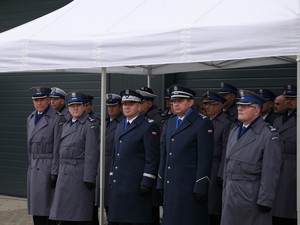 Komendanci stoją pod namiotem