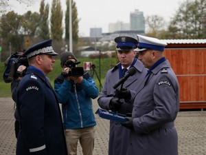 I Zastępca Komendanta Głównego Policji przekazuje symboliczny klucz do komisariatu wodnego komendantowi komisariatu wodnego