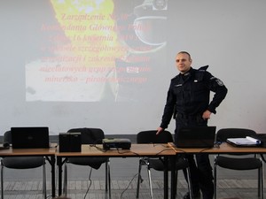 Policjant ze sztabu podczas wykładu