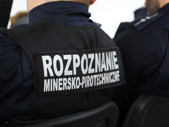 plecy policjanta rozpoznania minersko pirotechnicznego