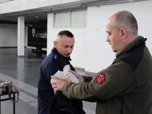 policjant ratownik zakłada opatrunek uciskowi policjantowi