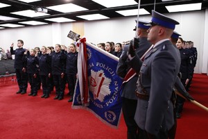 nowi policjanci i sztandar komendy wojewódzkiej policji w poznaniu