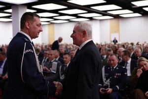 komendant wojewodzki policji w poznaniu wrecza medal