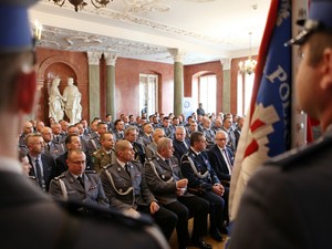 widok na salę i zaproszonych gości i policjantów