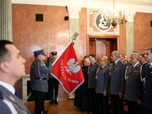 Sztandar komendy wojewódzkiej i zaproszeni goście podczas odgrywania sygnału przez trębacza