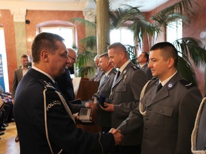 komendant wojewódzki wręcza kryształową gwiazdę policjantowi