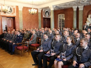 widok na salę z gośćmi i wyróżnionymi policjantami