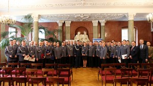 zdjęcie grupowe komendantów i policjantów