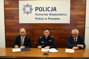 Podpisanie umowy na budowę Komendy Powiatowej Policji w Pile - na zdjęciach Zastępca Komendanta Wojewódzkiego Policji w Poznaniu insp. Konrad Chmielewski z przedstawicielami firmy budowlanej