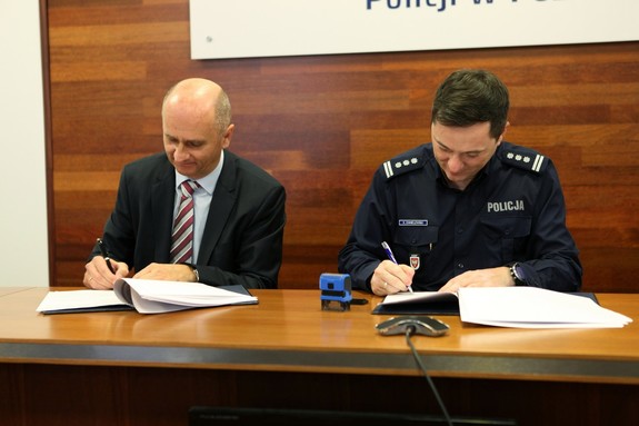 Podpisanie umowy na budowę Komendy Powiatowej Policji w Pile - na zdjęciach Zastępca Komendanta Wojewódzkiego Policji w Poznaniu insp. Konrad Chmielewski z przedstawicielami firmy budowlanej