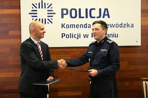 Podpisanie umowy na budowę Komendy Powiatowej Policji w Pile - na zdjęciach Zastępca Komendanta Wojewódzkiego Policji w Poznaniu insp. Konrad Chmielewski z przedstawicielami firmy budowlanej