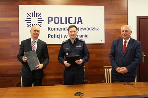 Podpisanie umowy na budowę Komendy Powiatowej Policji w Pile - na zdjęciach Zastępca Komendanta Wojewódzkiego Policji w Poznaniu insp. Konrad Chmielewski z przedstawicielami firmy budowlanej