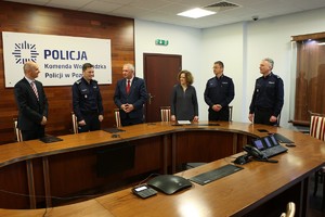 Podpisanie umowy na budowę Komendy Powiatowej Policji w Pile - na zdjęciach Zastępca Komendanta Wojewódzkiego Policji w Poznaniu insp. Konrad Chmielewski z przedstawicielami firmy budowlanej