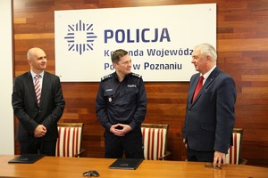 Podpisanie umowy na budowę Komendy Powiatowej Policji w Pile - na zdjęciach Zastępca Komendanta Wojewódzkiego Policji w Poznaniu insp. Konrad Chmielewski z przedstawicielami firmy budowlanej