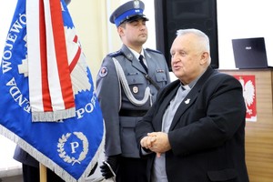 Policjanci z Oddziału Prewencji Policji w Poznaniu podczas uroczystej zbiórki