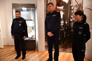 klasa policyjna zwiedza wystawę o policji