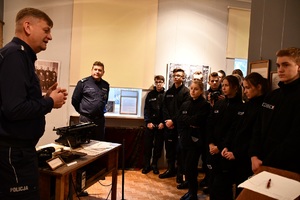 klasa policyjna zwiedza wystawę o policji
