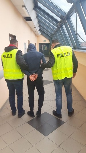 zatrzymany prowadzony przez policjantów