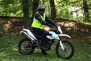 Nowe motocykle off-roadowe policyjnych wodniaków Aprilia RX125 w terenie