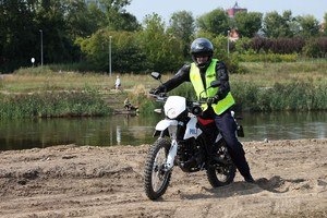 Nowe motocykle off-roadowe policyjnych wodniaków Aprilia RX125 w terenie