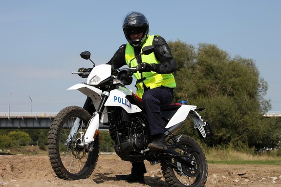 Nowe motocykle off-roadowe policyjnych wodniaków Aprilia RX125 w terenie