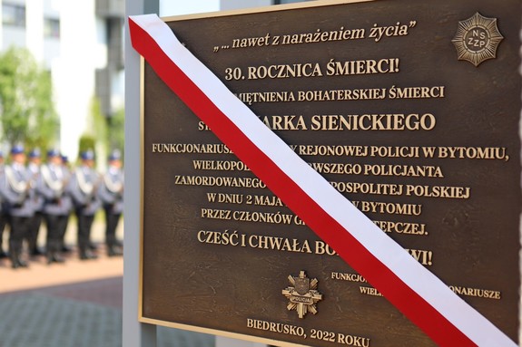 Policjanci i zaproszeni goście w trakcie uroczystego apelu z okazji odsłonięcia tablicy upamiętniającej zamordowanego na służbie st. sierż. Marka Sienickiego.