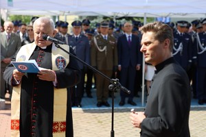 Policjanci i zaproszeni goście w trakcie uroczystego apelu z okazji odsłonięcia tablicy upamiętniającej zamordowanego na służbie st. sierż. Marka Sienickiego.