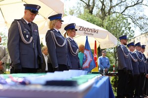 Policjanci i zaproszeni goście w trakcie uroczystego apelu z okazji odsłonięcia tablicy upamiętniającej zamordowanego na służbie st. sierż. Marka Sienickiego.