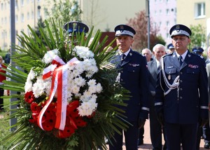 Policjanci i zaproszeni goście w trakcie uroczystego apelu z okazji odsłonięcia tablicy upamiętniającej zamordowanego na służbie st. sierż. Marka Sienickiego.