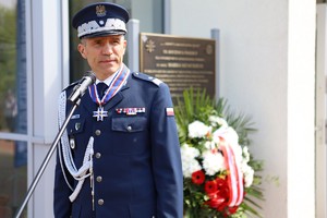 Policjanci i zaproszeni goście w trakcie uroczystego apelu z okazji odsłonięcia tablicy upamiętniającej zamordowanego na służbie st. sierż. Marka Sienickiego.