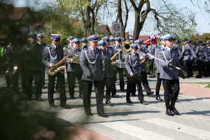 Policjanci i zaproszeni goście w trakcie uroczystego apelu z okazji odsłonięcia tablicy upamiętniającej zamordowanego na służbie st. sierż. Marka Sienickiego.