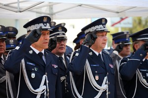 Policjanci i zaproszeni goście w trakcie uroczystego apelu z okazji odsłonięcia tablicy upamiętniającej zamordowanego na służbie st. sierż. Marka Sienickiego.