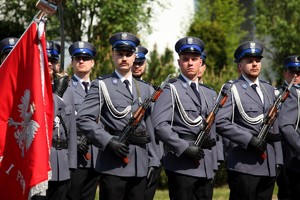 Policjanci i zaproszeni goście w trakcie uroczystego apelu z okazji odsłonięcia tablicy upamiętniającej zamordowanego na służbie st. sierż. Marka Sienickiego.