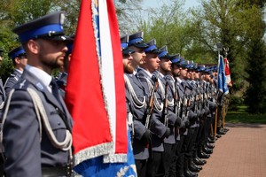 Policjanci i zaproszeni goście w trakcie uroczystego apelu z okazji odsłonięcia tablicy upamiętniającej zamordowanego na służbie st. sierż. Marka Sienickiego.