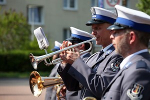 Policjanci i zaproszeni goście w trakcie uroczystego apelu z okazji odsłonięcia tablicy upamiętniającej zamordowanego na służbie st. sierż. Marka Sienickiego.