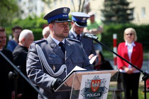 Policjanci i zaproszeni goście w trakcie uroczystego apelu z okazji odsłonięcia tablicy upamiętniającej zamordowanego na służbie st. sierż. Marka Sienickiego.