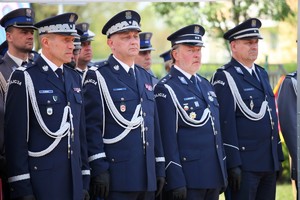 Policjanci i zaproszeni goście w trakcie uroczystego apelu z okazji odsłonięcia tablicy upamiętniającej zamordowanego na służbie st. sierż. Marka Sienickiego.