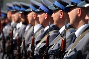 Policjanci i zaproszeni goście w trakcie uroczystego apelu z okazji odsłonięcia tablicy upamiętniającej zamordowanego na służbie st. sierż. Marka Sienickiego.