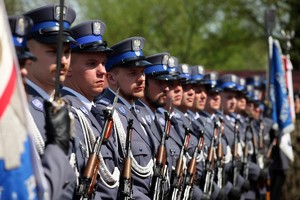 Policjanci i zaproszeni goście w trakcie uroczystego apelu z okazji odsłonięcia tablicy upamiętniającej zamordowanego na służbie st. sierż. Marka Sienickiego.